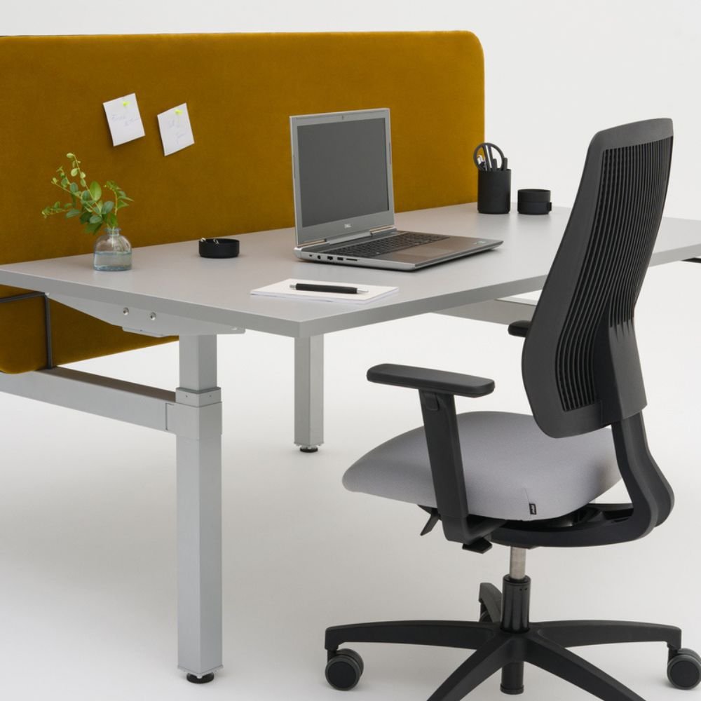 Bureau bench assis debout manuel Maneo — plateau bench avec ecran acoustique vue de detail Bureau bench assis debout manuel Maneo — plateau bench avec ecran acoustique vue de detail