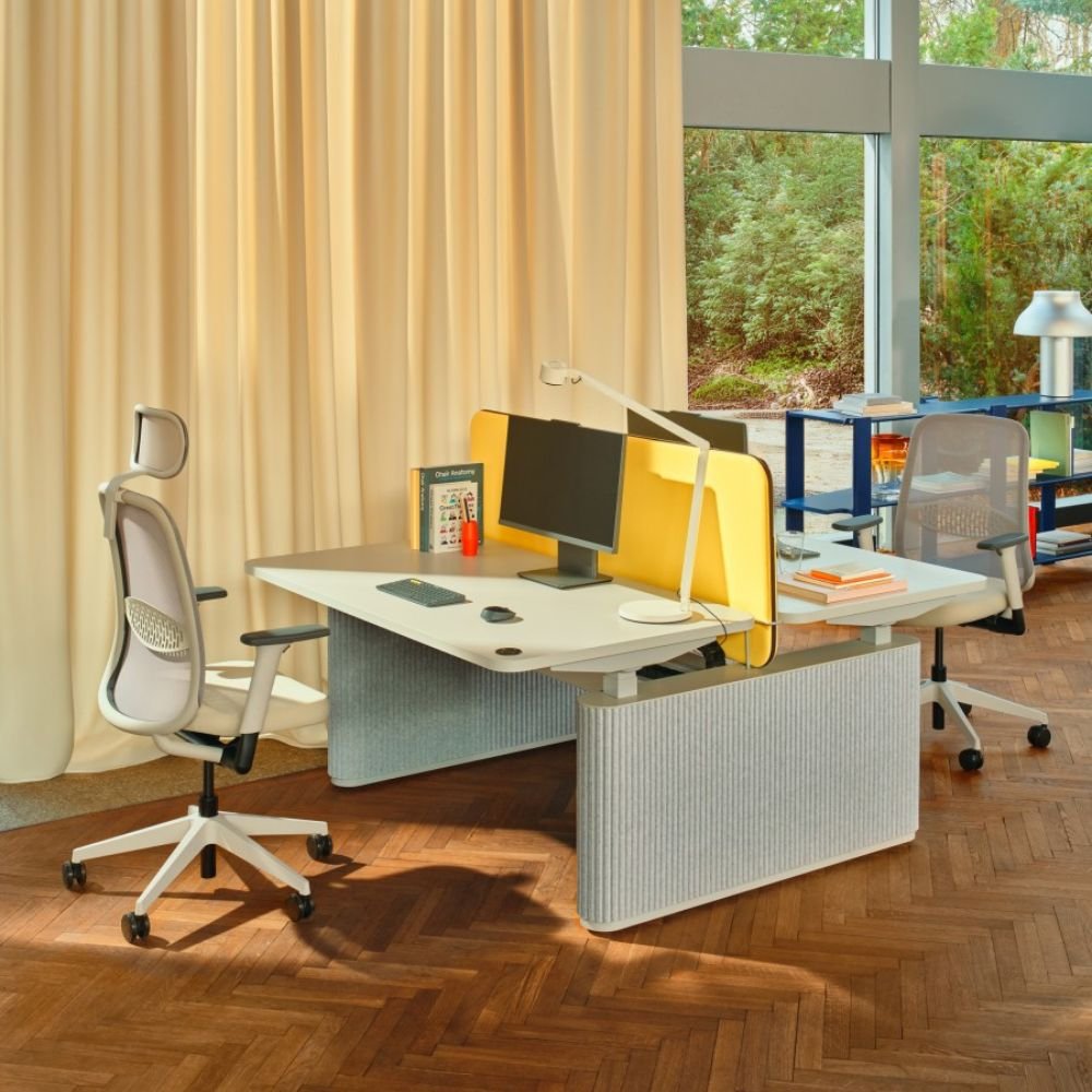 Bureau partage assis debout design acoustique Elva en situation — open space Bureau partage assis debout design acoustique Elva en situation — open space