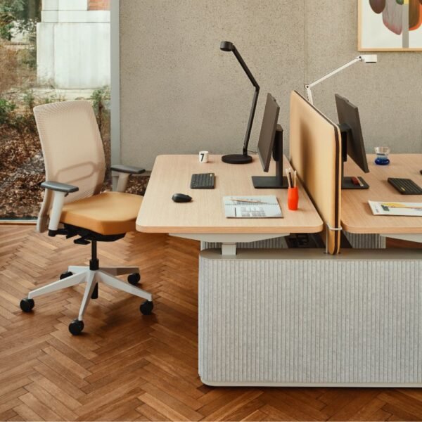 Bureau partage assis debout design acoustique Elva — deux plans reglables avec cloisonnette acoustique Bureau partage assis debout design acoustique Elva — deux plans reglables avec cloisonnette acoustique