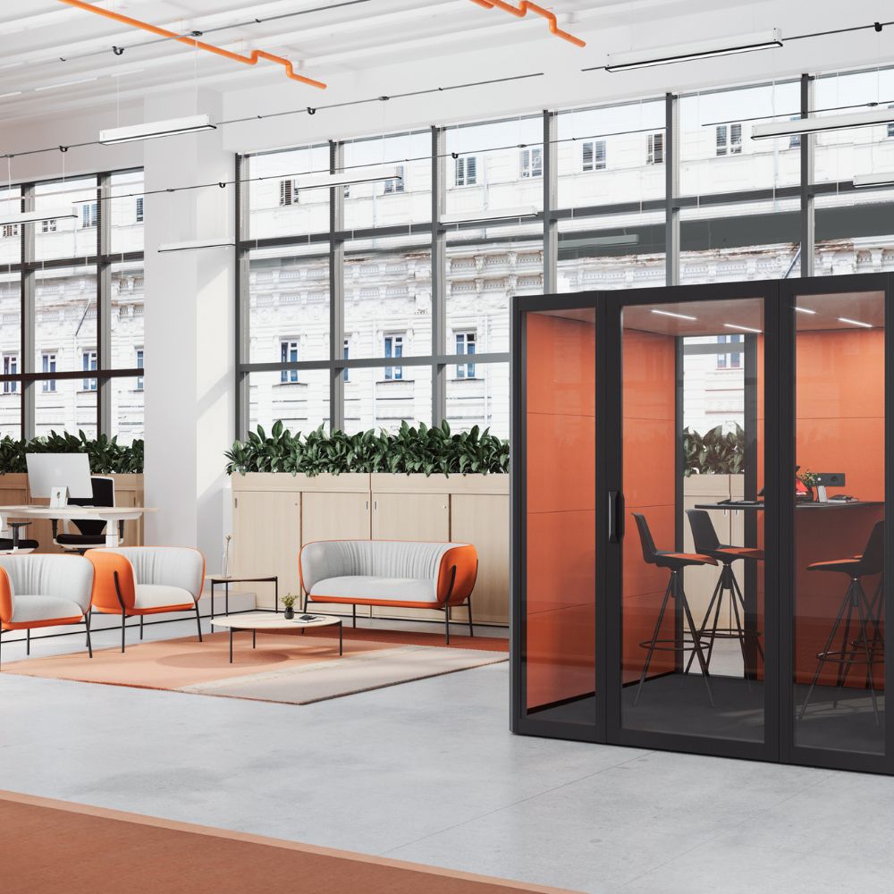Cabine acoustique installee sur un plateau de bureaux pour isoler les reunions