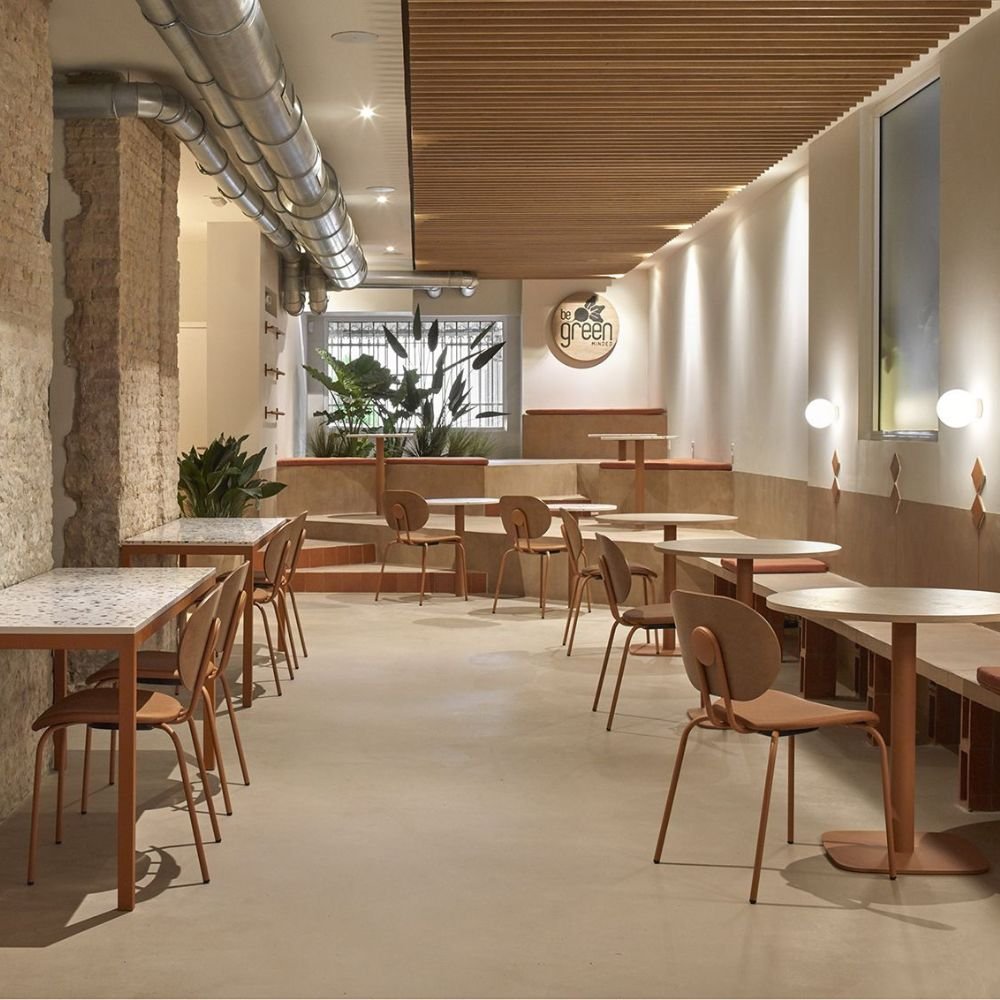 Chaise bois restaurant Hari — salle de restaurant en lumiere naturelle
