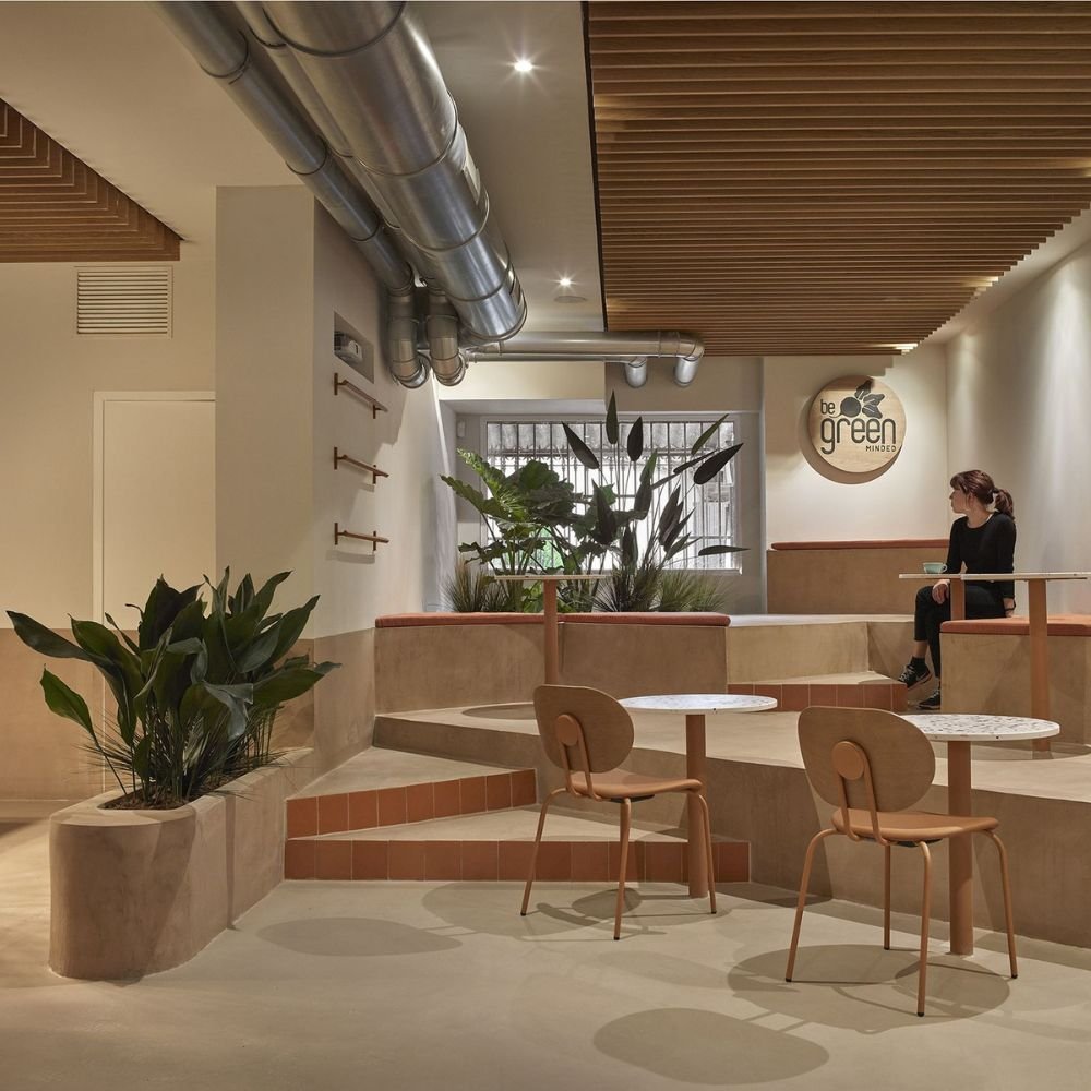 Chaise bois restaurant Hari — salle de restaurant matieres naturelles