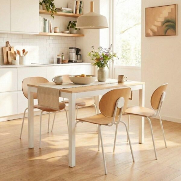 Chaise bois restaurant Hari — table dressee en cafeteria
