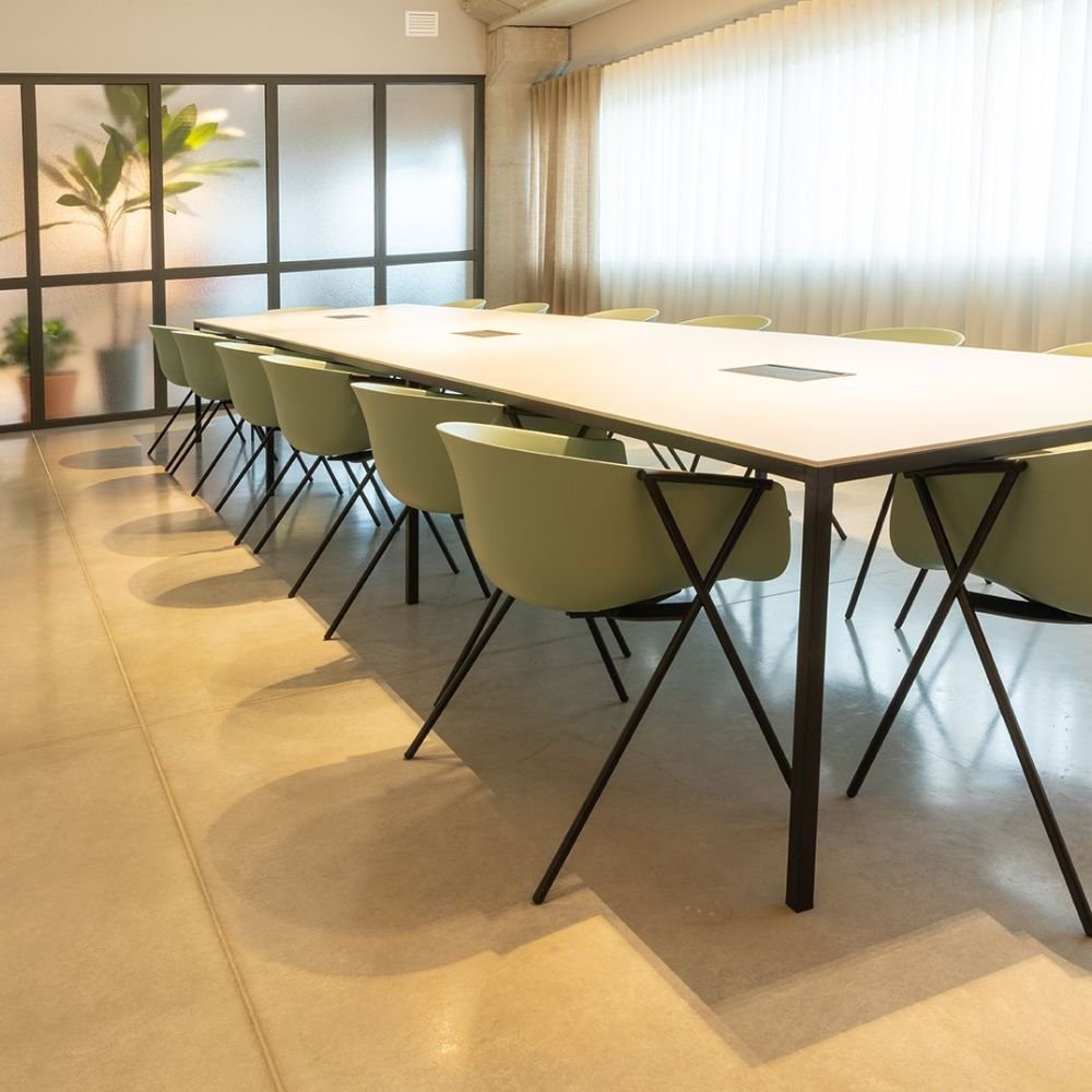 Chaise coque plastique design Bai — salle de reunion lumineuse Chaise coque plastique design Bai — salle de reunion lumineuse