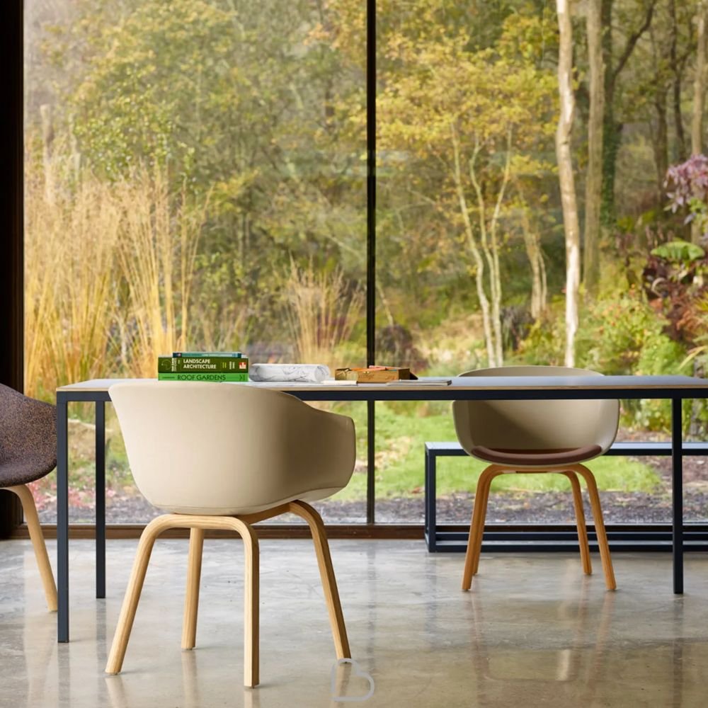 Chaise coque plastique design Bai — version bois en salle a manger Chaise coque plastique design Bai — version bois en salle a manger