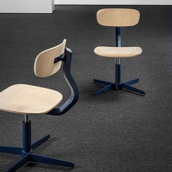 Chaise d atelier reglable en hauteur Typo — assise bois et structure acier plie en gros plan