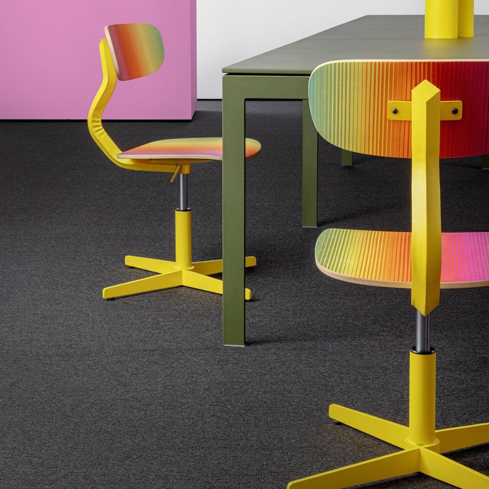 Chaise d atelier reglable en hauteur Typo — edition limitee Arc en Ciel dans un espace contemporain