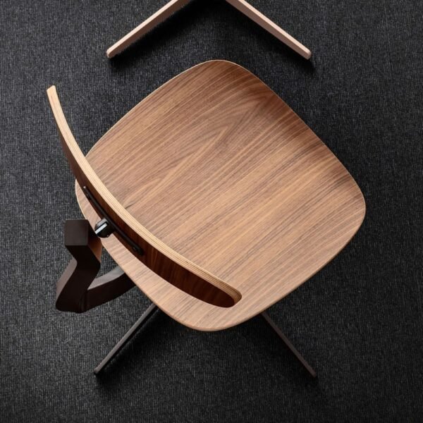 Chaise d atelier reglable en hauteur Typo — version bois dans un atelier lumineux