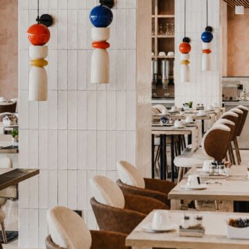 Chaise restaurant design Cross mise en situation
