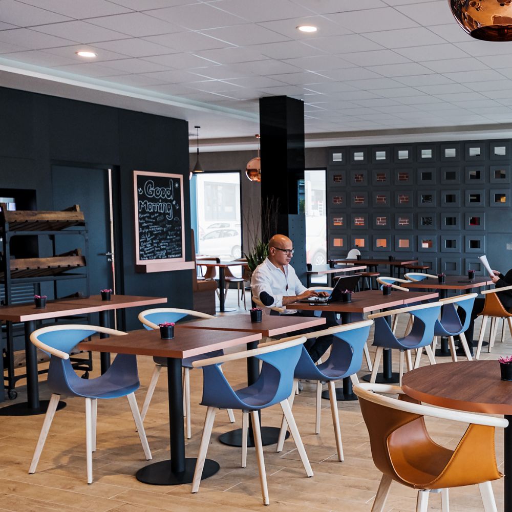 Chaises Fox Pedrali et tables bois et metal dans un espace petit dejeuner BB Hotels