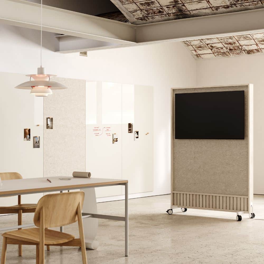 Claustra acoustique bois mobile — version Ecran dans une salle de reunion Claustra acoustique bois mobile — version Ecran dans une salle de reunion