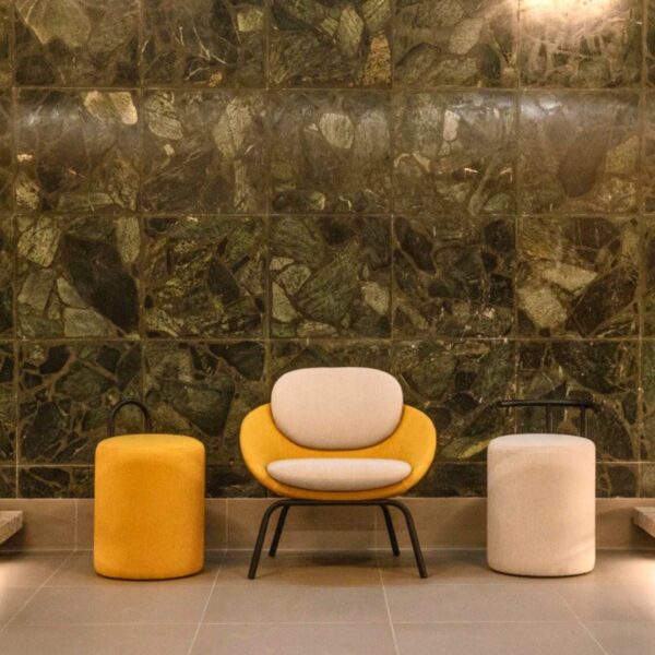 Fauteuil restaurant design Cross 4 pieds metal ambiance lobby accueil
