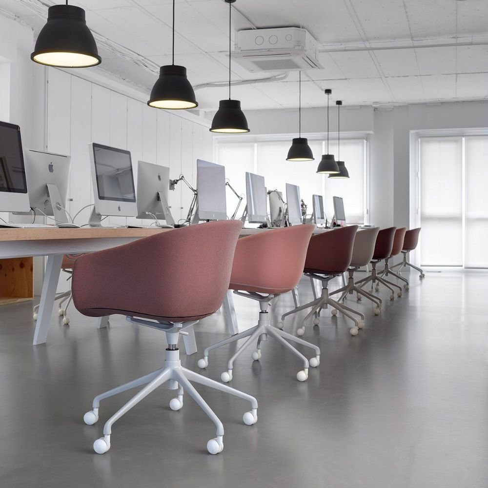 Fauteuil salle de reunion pivotant Bai — version reglable sur roulettes en poste de travail
