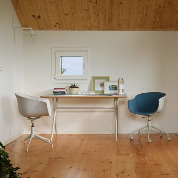 Fauteuil salle de reunion pivotant Bai — version reglable sur roulettes et fixe en poste de travail 1