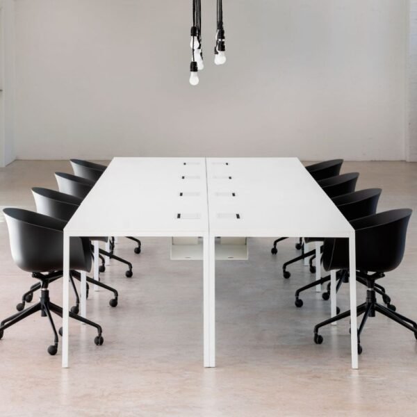 Fauteuil salle de reunion pivotant Bai — vue large en espace de bureau