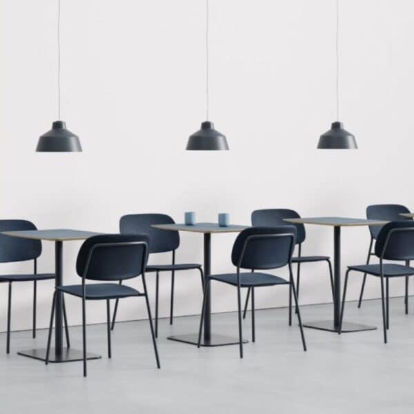Luminaire suspension noir Ratio salle de restauration en grande hauteur sous plafond Luminaire suspension noir Ratio salle de restauration en grande hauteur sous plafond