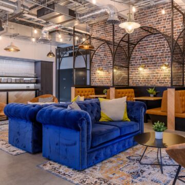 Petit fauteuil en velours Bloomsbury ambiance restaurant