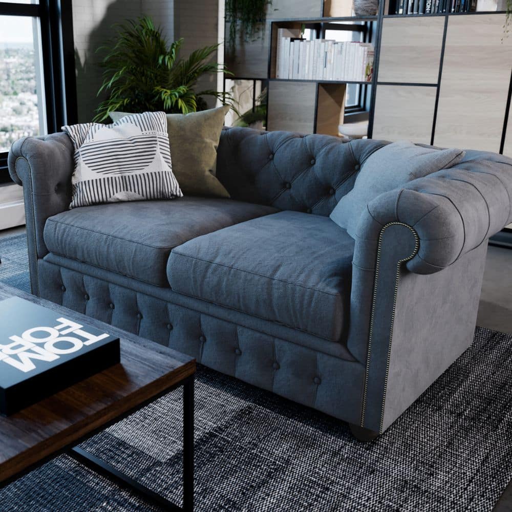 Petit fauteuil en velours Bloomsbury detail du capitonnage et de la bordure clouee