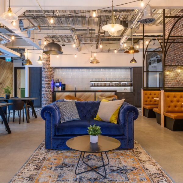 Petit fauteuil en velours Bloomsbury espace lounge cafeterian