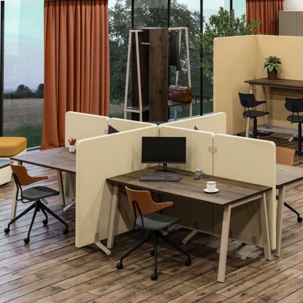 Salarie concentre a son poste malgre l open space grace a des panneaux acoustiques absorbants