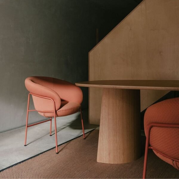 Table bois massif brut Ginger H75 — plateau ovale en chene vue de detail du pietement courbe