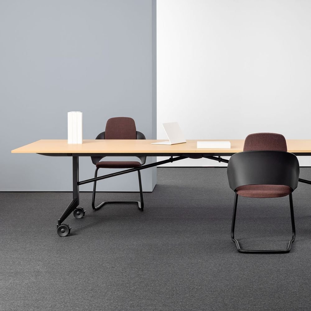Table pliante sur roulettes Timmy Libro — vue de detail pietement a roulettes