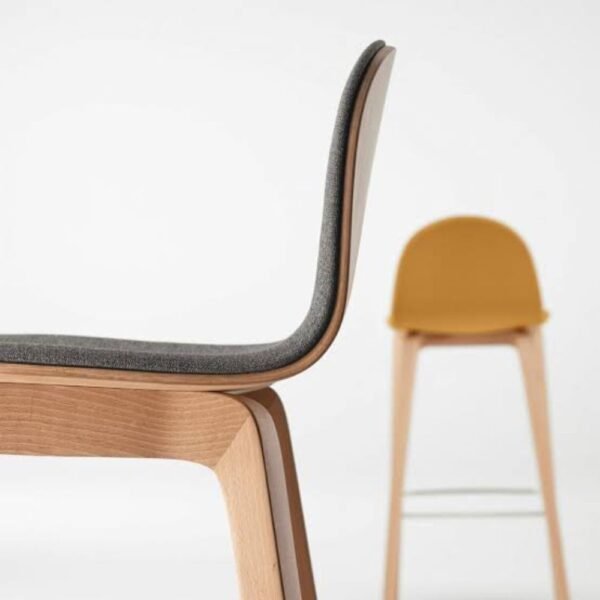 Tabouret de bar 4 pieds avec dossier BOB — conception durable et responsable Tabouret de bar 4 pieds avec dossier BOB — conception durable et responsable