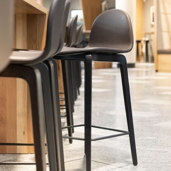 Tabouret de bar 4 pieds avec dossier BOB — ilot de cuisine professionnelle Tabouret de bar 4 pieds avec dossier BOB — ilot de cuisine professionnelle