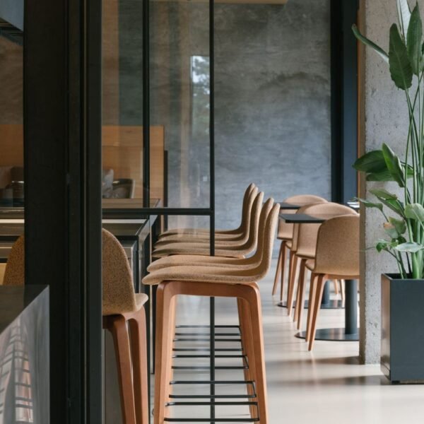 Tabouret de bar 4 pieds avec dossier BOB — table haute en espace de restaurant Tabouret de bar 4 pieds avec dossier BOB — table haute en espace de restaurant