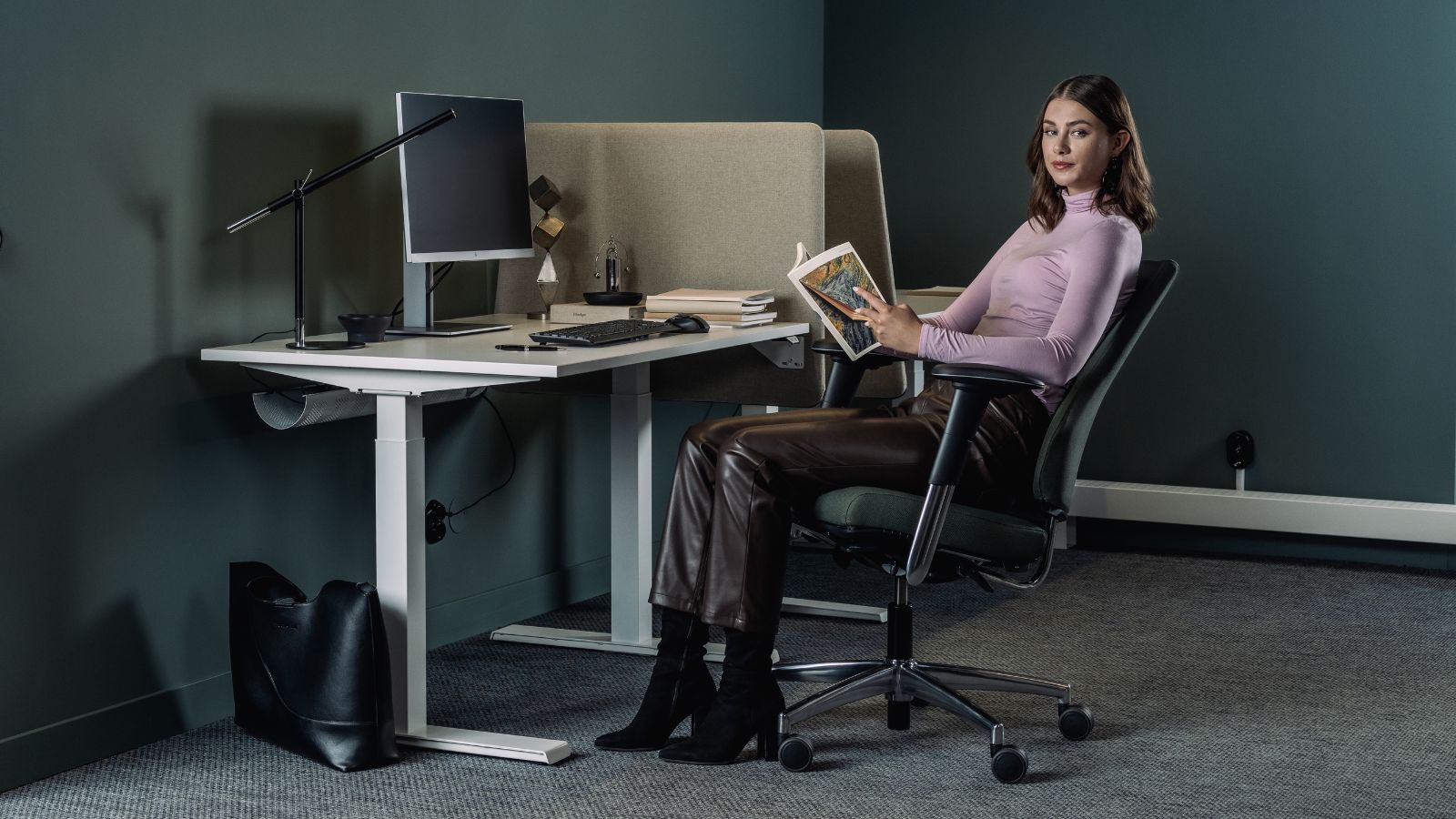 Fauteuil de bureau ergonomique installe a un poste de travail sur un plateau de