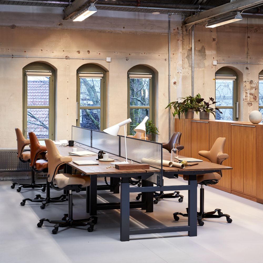 Plateau de bureaux equipe de fauteuils ergonomiques reglables identiques
