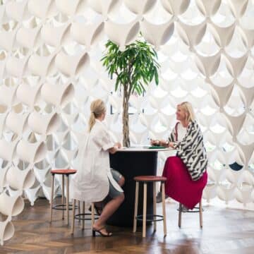 Table haute ronde vegetalisee On Point Offecct Flokk acoustique