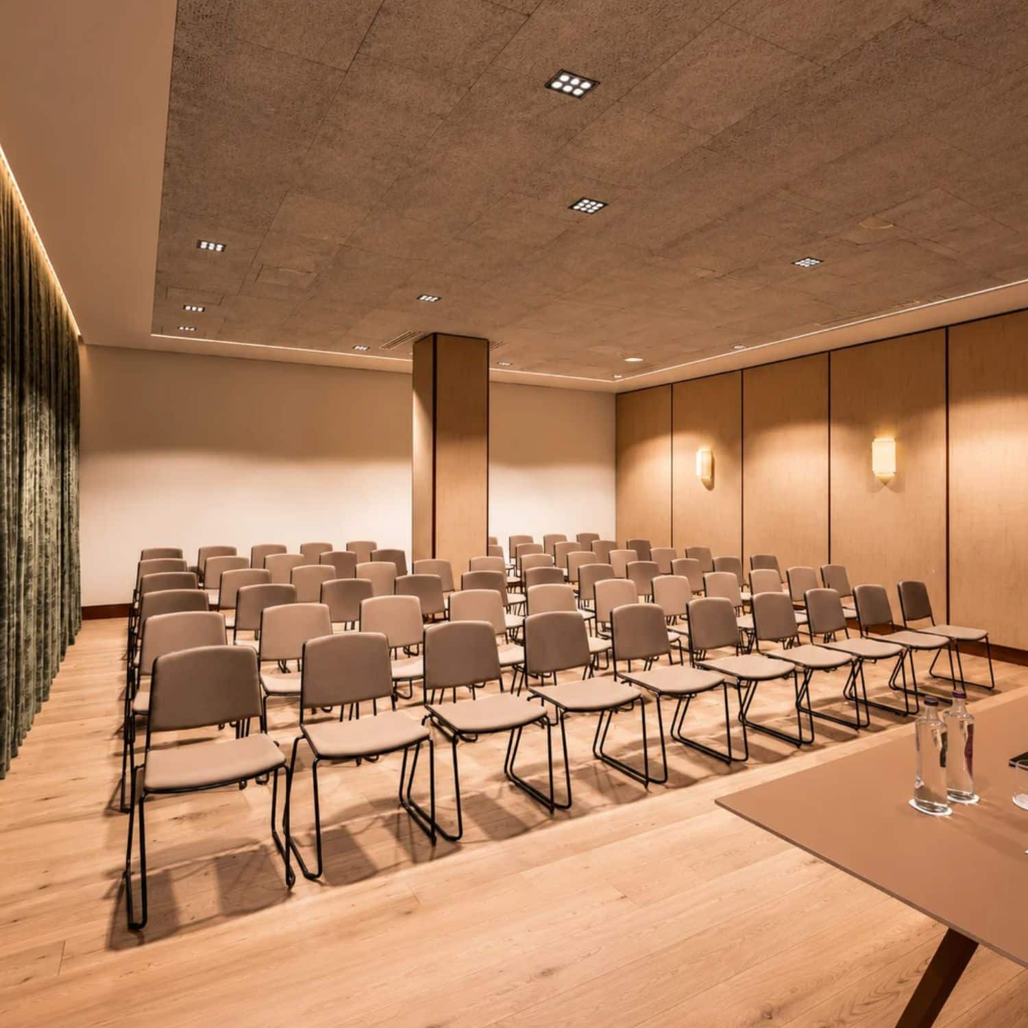 Agencement hôtelier d'une salle de séminaire modulable, tables et assises mobiles