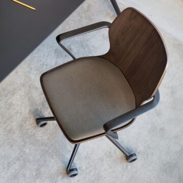 Chaise de reunion en bois Mi Wood details bois fonce