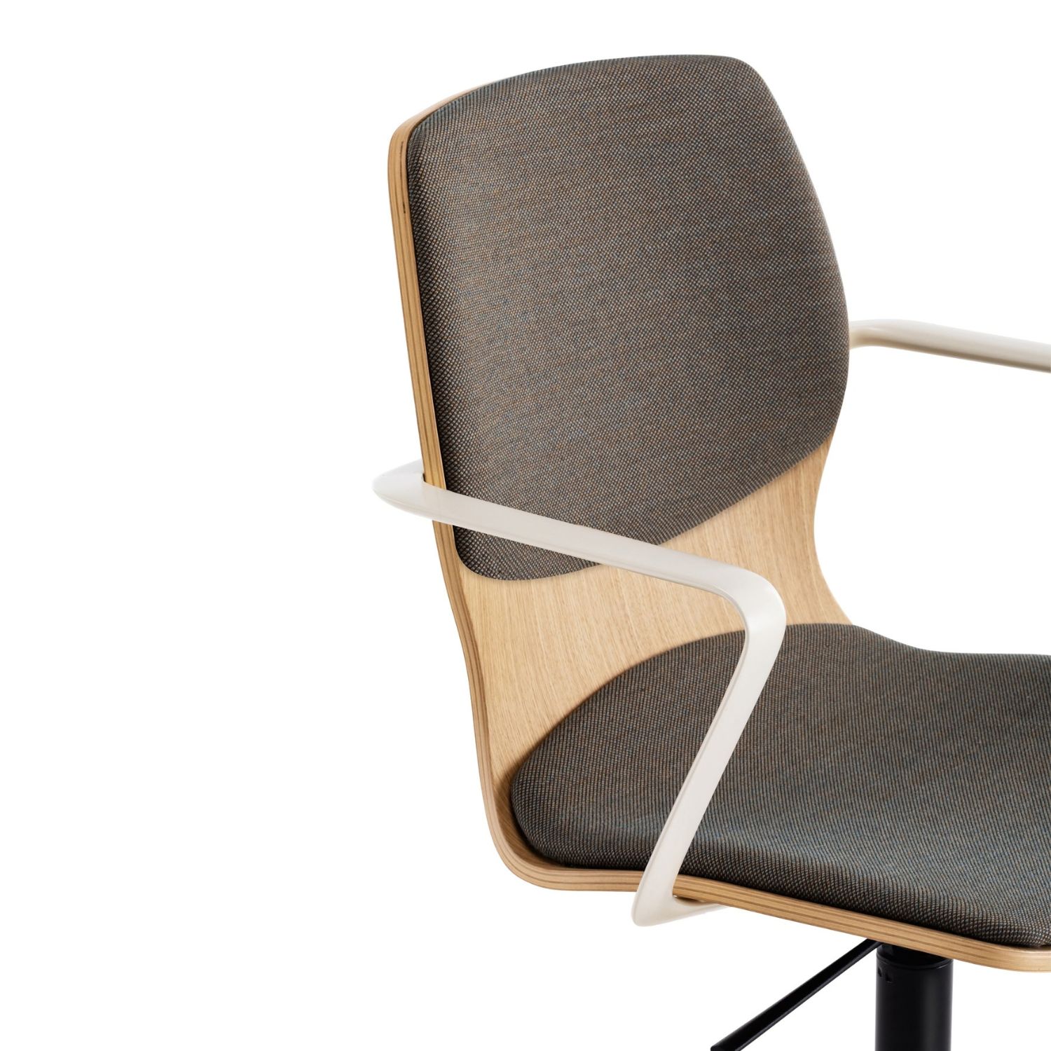 Chaise de reunion en bois Mi Wood details coussins en tissu et accoudoirs