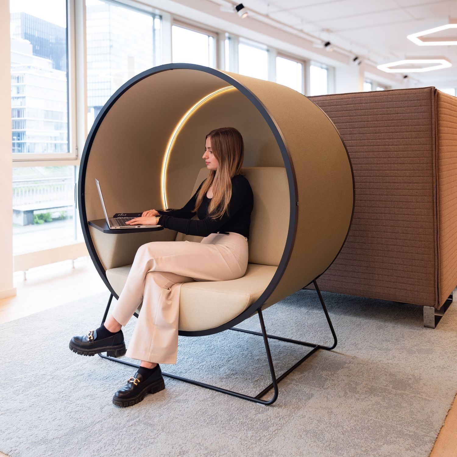 Bulle acoustique installée dans un open space pour s'isoler et passer des appels