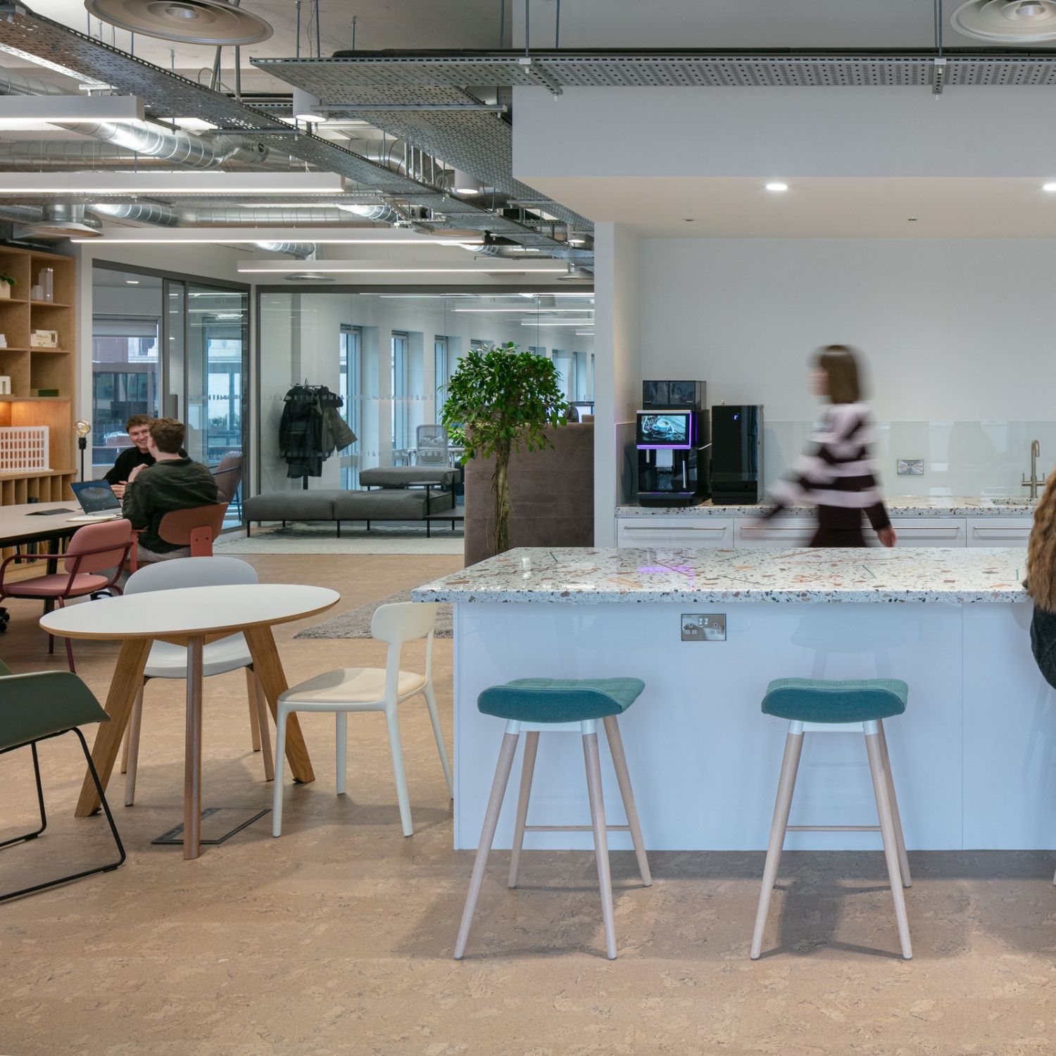 Aménagement d'un espace de coworking avec une cuisine aménagée coin café