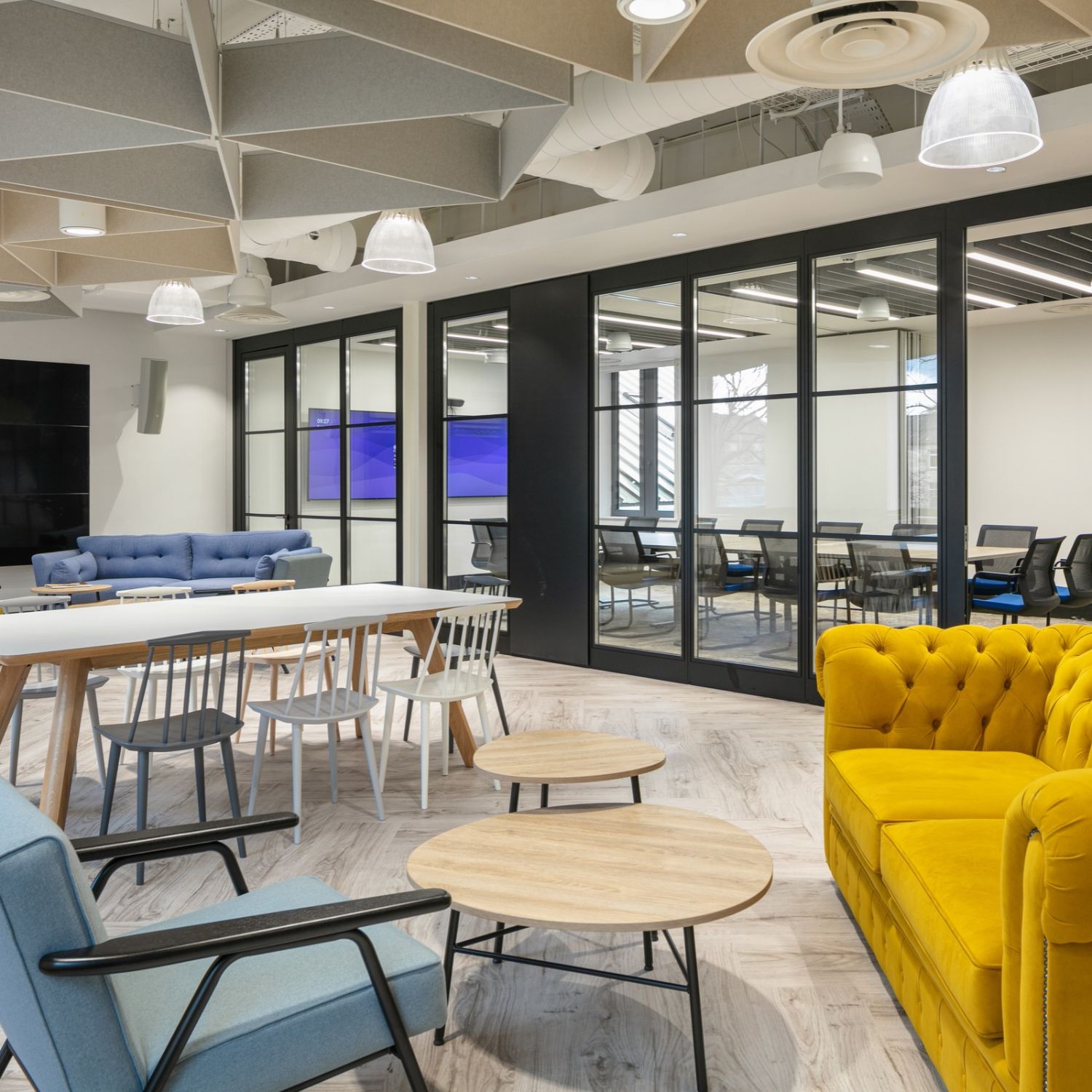 Grande salle de réunion intégrée dans un espace de coworking