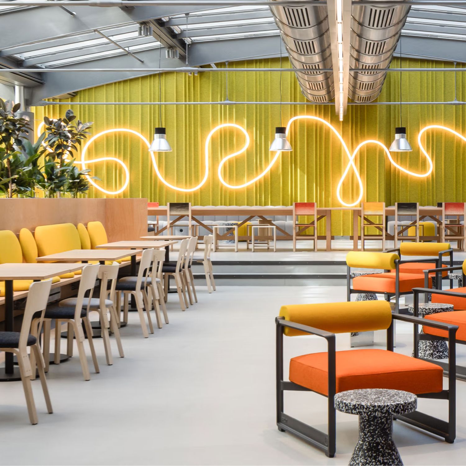 Panneaux acoustiques muraux Mute jaune dans un entrepot coworking Panneaux acoustiques muraux Mute jaune dans un entrepot coworking