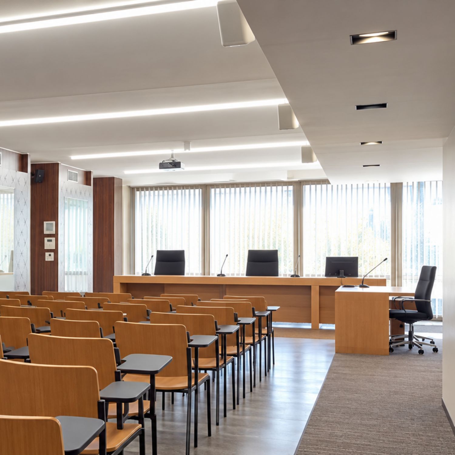 Salle pleniere de la CNDA de Montreuil 364 chaises a tablette ecritoire Salle plénière de la CNDA de Montreuil, 364 chaises à tablette écritoire