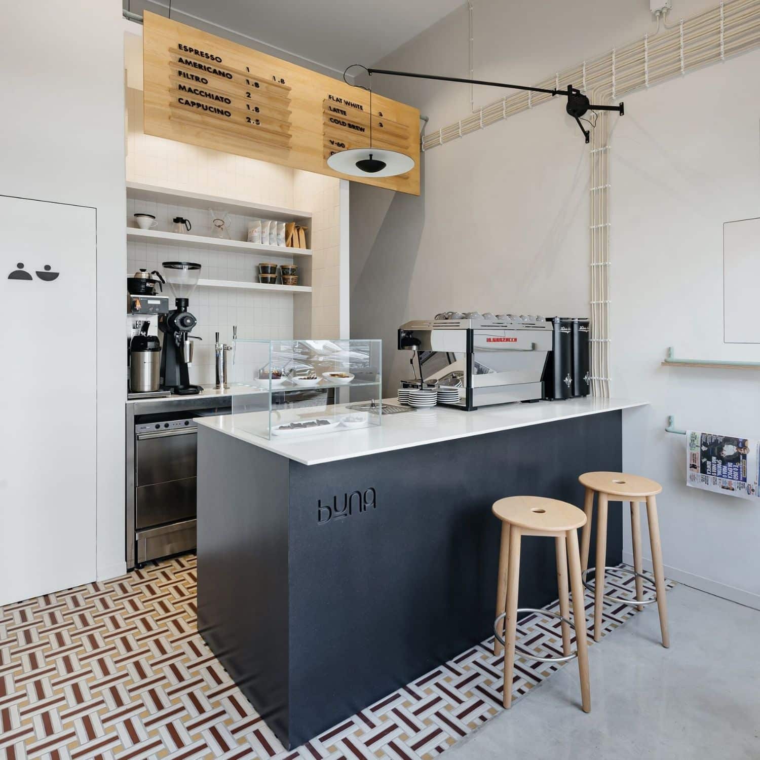 agencement comptoir cafe sur mesure Comptoir de café sur mesure, façade noire, plan blanc et tabourets en bois