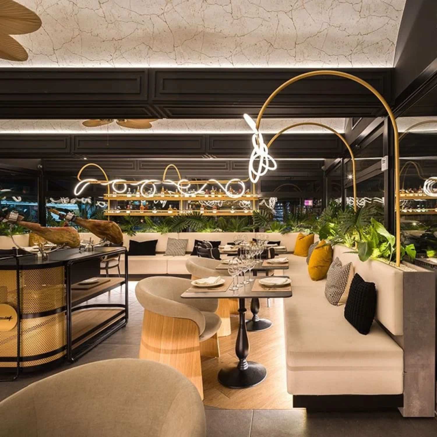 restaurant arriere bar lumineux banquette sur mesure Restaurant avec arrière-bar lumineux, banquette sur mesure et suspensions lumineuses