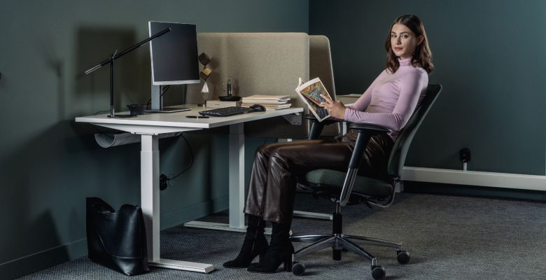 Fauteuil de bureau ergonomique installé à un poste de travail sur un plateau de bureaux